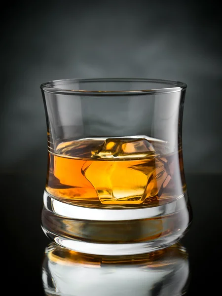 Whisky auf den Felsen — Stockfoto