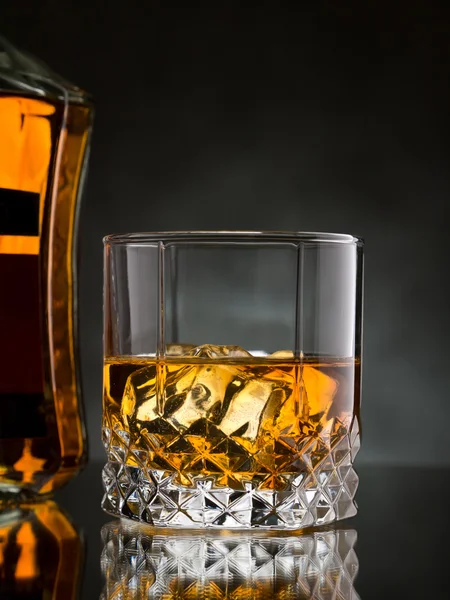 Whisky en las rocas — Foto de Stock