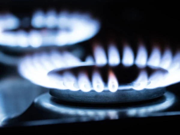 台所のガスストーブのバーナーのガスの青い炎 — ストック写真