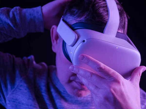 Vrijetijds Geklede Man Met Een Virtual Reality Headset Stockafbeelding