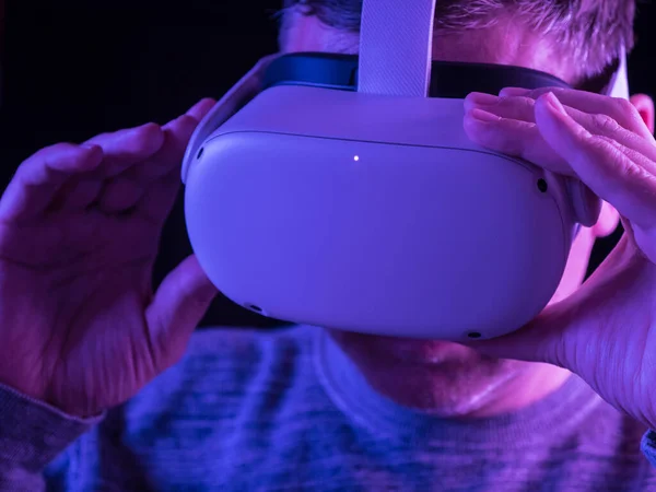 Vrijetijds Geklede Man Met Een Virtual Reality Headset Stockafbeelding