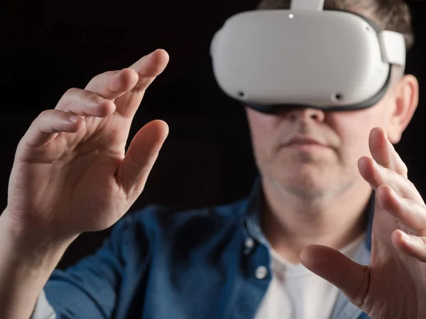 Nenuceně Oblečený Muž Sluchátkách Virtuální Reality Stock Fotografie
