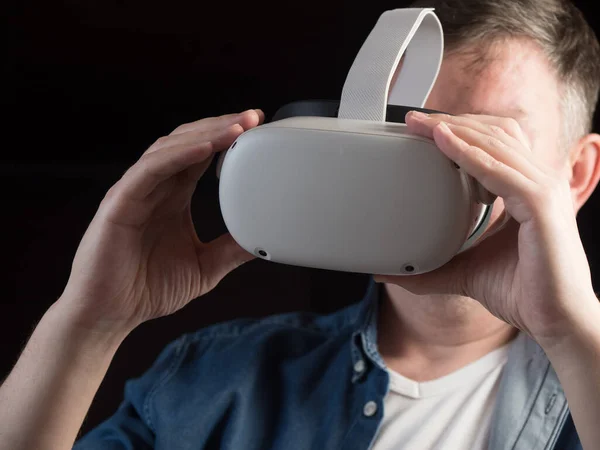 Vrijetijds Geklede Man Met Een Virtual Reality Headset Rechtenvrije Stockfoto's