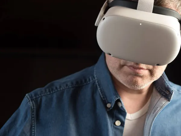 Vrijetijds Geklede Man Met Een Virtual Reality Headset Stockafbeelding