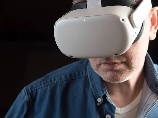 Vrijetijds Geklede Man Met Een Virtual Reality Headset Stockfoto