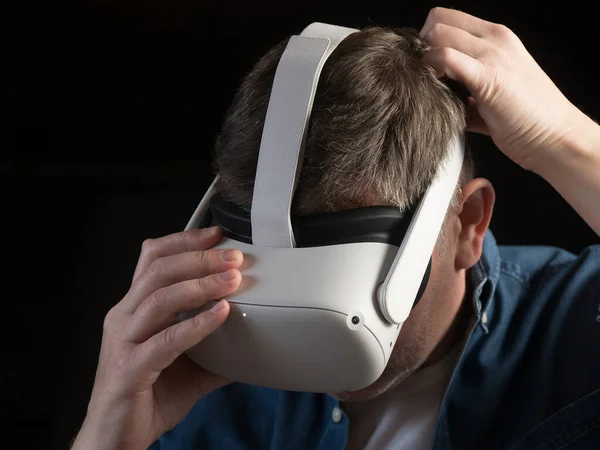 Vrijetijds Geklede Man Met Een Virtual Reality Headset Stockfoto