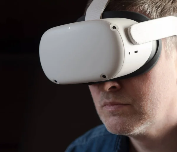 Vrijetijds Geklede Man Met Een Virtual Reality Headset Rechtenvrije Stockfoto's