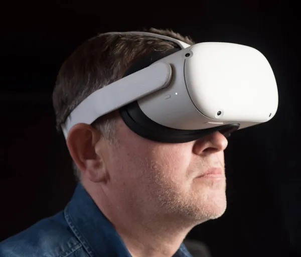 Vrijetijds Geklede Man Met Een Virtual Reality Headset Stockafbeelding