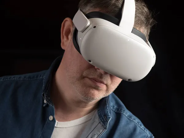 Vrijetijds Geklede Man Met Een Virtual Reality Headset Rechtenvrije Stockfoto's