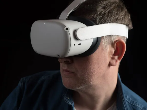 Vrijetijds Geklede Man Met Een Virtual Reality Headset Stockfoto