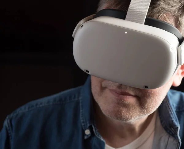 Vrijetijds Geklede Man Met Een Virtual Reality Headset Stockfoto