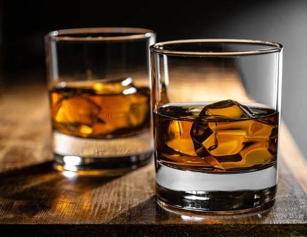 两杯威士忌在岩石上的乡村木桶顶上 — 图库照片