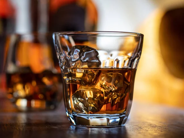 Ein Glas Whisky Auf Einer Hölzernen Theke — Stockfoto