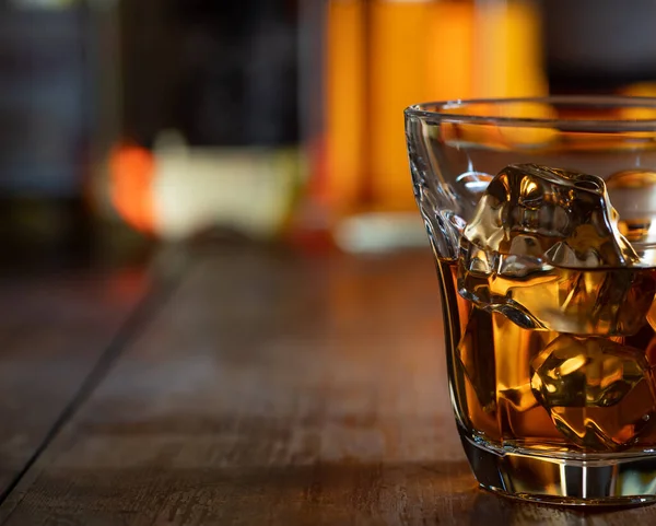 Bicchiere Whisky Sulle Rocce Bancone Legno — Foto Stock