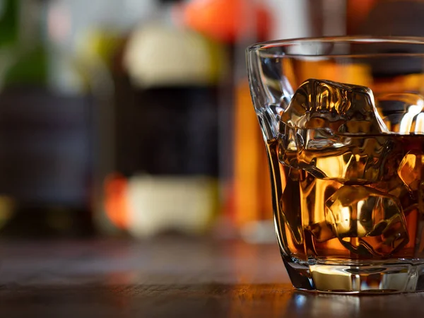 Bir Bardak Viski Kayalıklarda Tahta Bir Bardağın Üstünde — Stok fotoğraf