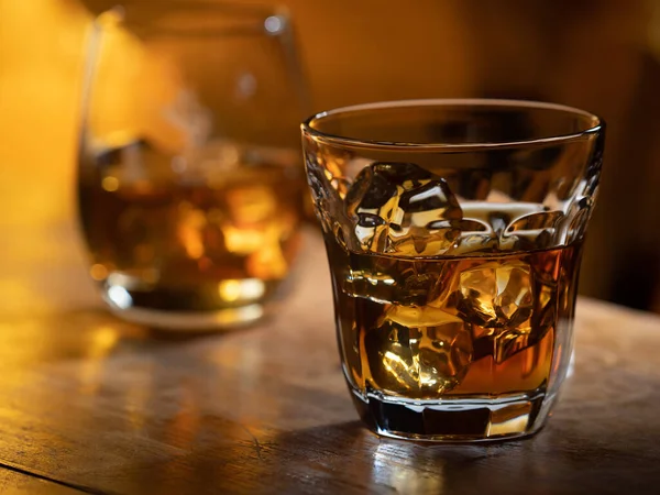 Glas Whisky Klipporna Trä Bar Topp — Stockfoto