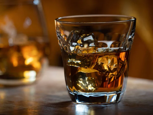 Glas Whisky Met Ijs Een Houten Barblad — Stockfoto