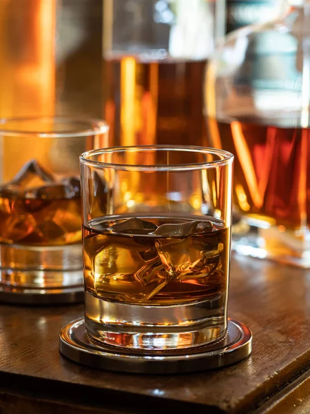 Vaso Whisky Las Rocas Una Barra Madera — Foto de Stock