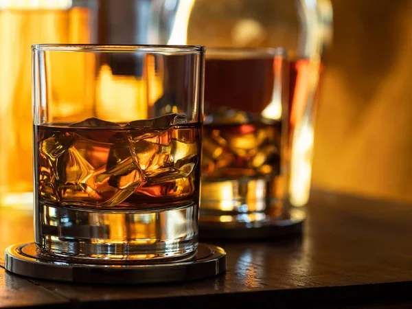 Glas Whisky Klipporna Trä Bar Topp — Stockfoto