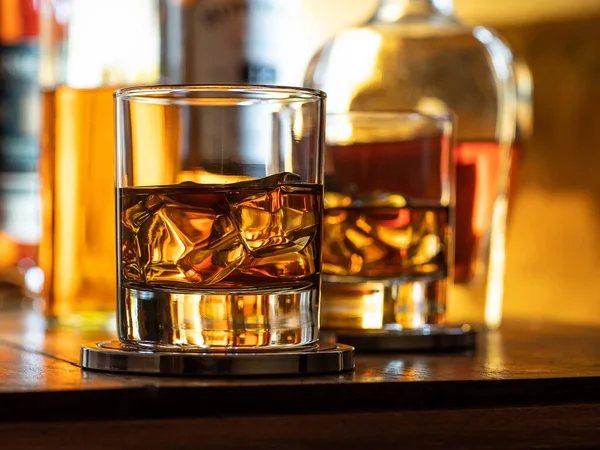 Bicchiere Whisky Sulle Rocce Bancone Legno — Foto Stock