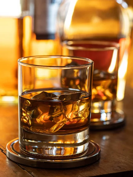 Verre Whisky Sur Les Rochers Sur Plateau Bar Bois — Photo