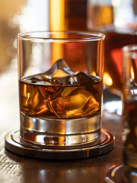 Glas Whisky Met Ijs Een Houten Barblad — Stockfoto