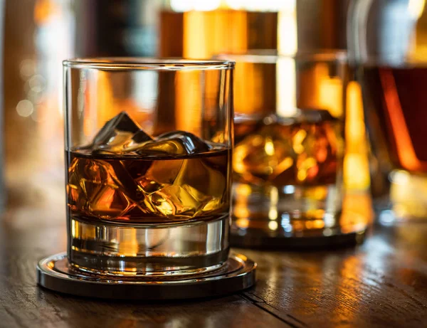 Vaso Whisky Las Rocas Una Barra Madera — Foto de Stock