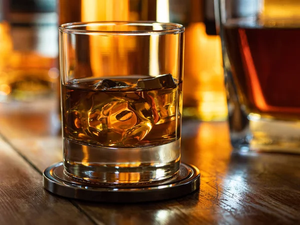 Glas Whisky Klipporna Trä Bar Topp — Stockfoto