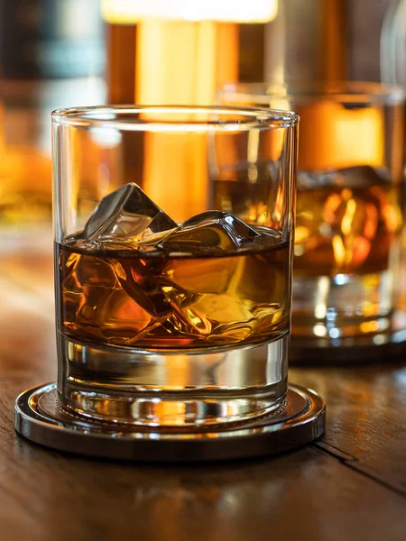 Verre Whisky Sur Les Rochers Sur Plateau Bar Bois — Photo
