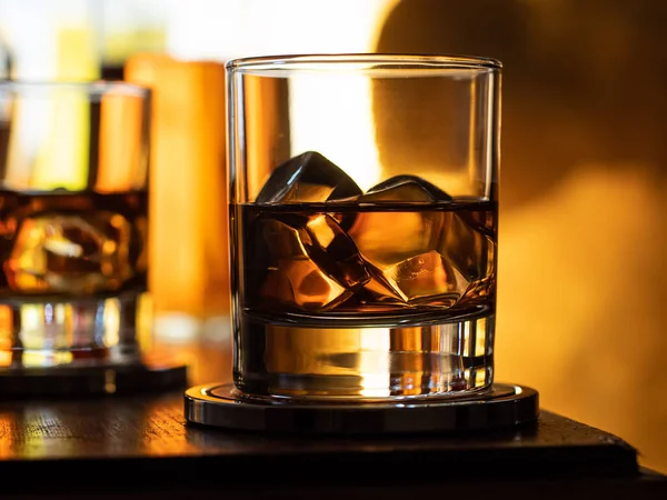 Ein Glas Whisky Auf Einer Hölzernen Theke — Stockfoto