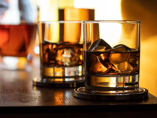 Szklanka Whisky Skałach Drewnianym Szczycie Baru — Zdjęcie stockowe