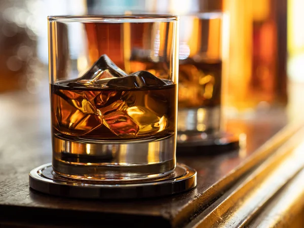 Ein Glas Whisky Auf Einer Hölzernen Theke — Stockfoto