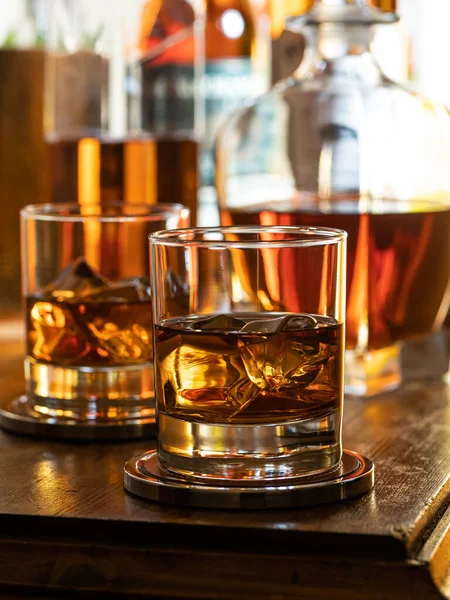 Bicchiere Whisky Sulle Rocce Bancone Legno Foto Stock
