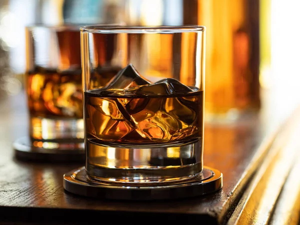 Glas Whisky Met Ijs Een Houten Barblad Stockafbeelding
