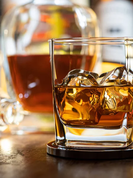 Glas Whisky Klipporna Trä Bar Topp Med Flaskor Bakgrunden — Stockfoto