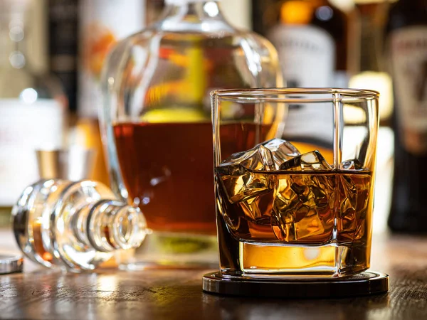 Glass Whisky Rocks Wooden Bar Top Bottles Background — Stock Photo, Image