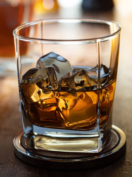 Glas Whisky Klipperne Træbar Top Med Flasker Baggrunden - Stock-foto