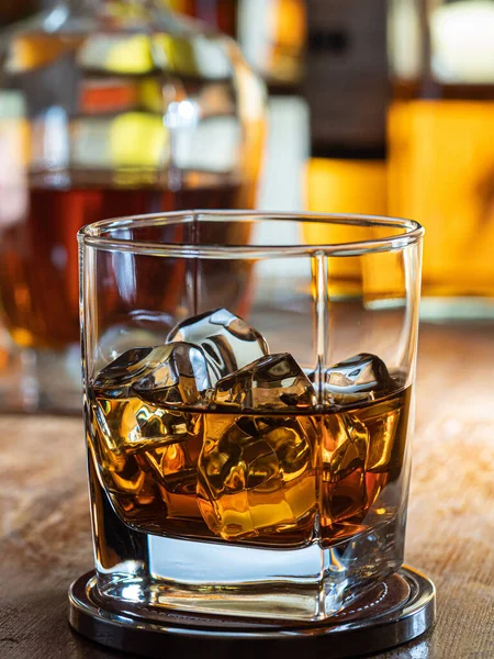 Glas Whisky Klipporna Trä Bar Topp Med Flaskor Bakgrunden — Stockfoto