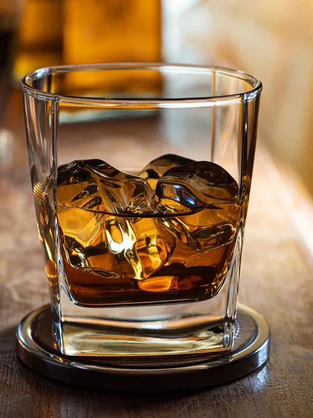 Vaso Whisky Las Rocas Una Barra Madera Con Botellas Fondo — Foto de Stock