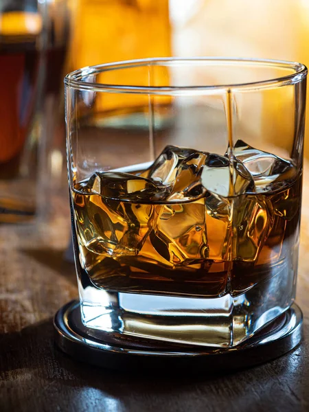 Egy Pohár Whisky Jéggel Egy Bárpulton Palackokkal Háttérben — Stock Fotó