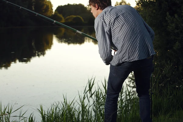 Balıkçılık Gölü günbatımında adam