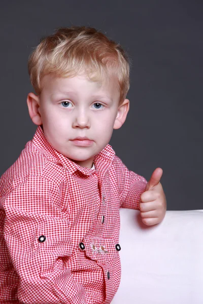 genç çocuk bir başparmak yukarıya hareketi vererek