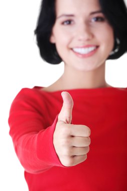 yukarı işareti gösteren güzel bir genç kadın