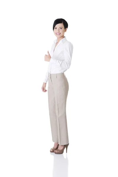 Glücklich lächelnde Geschäftsfrau mit Daumen-hoch-Geste — Stockfoto