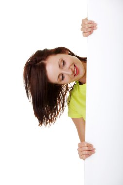 mutlu gülümseyen genç kadın boş tabela gösteriliyor