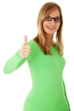 yukarı işareti gösteren güzel bir genç kadın