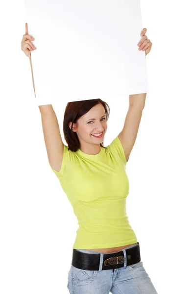 Feliz sorrindo jovem mulher mostrando placa em branco — Fotografia de Stock