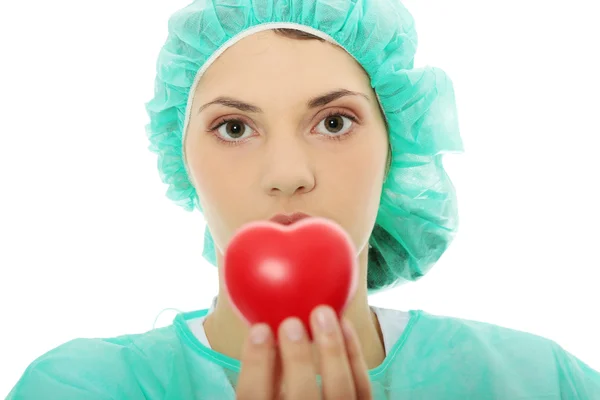 Kvinnliga läkare anläggning röd hjärta — Stockfoto