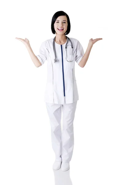 Mujer médica joven presentando y mostrando espacio de copia — Foto de Stock