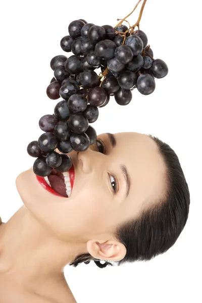 Mooie sensuele brunette druiven eten — Stockfoto